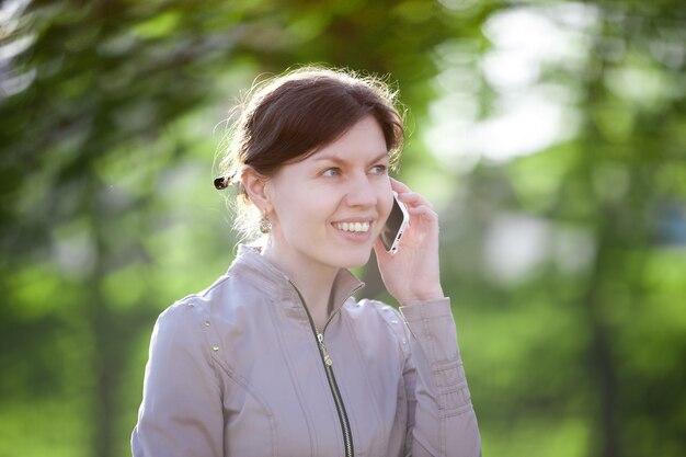 Frau im Gespräch über ihr Handy