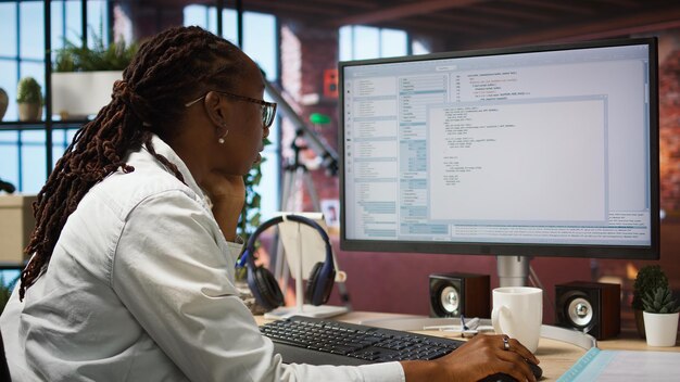 Frau im Heimbüro, die die Frist für die Fertigstellung der Programmierung betont