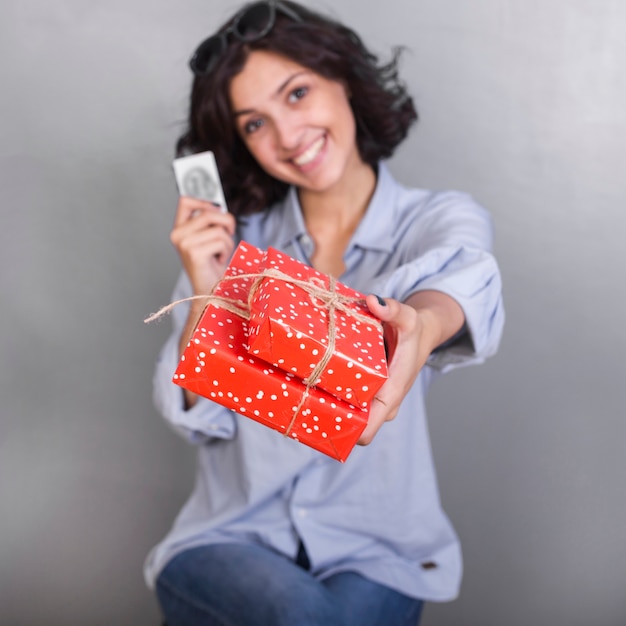 Frau im Hemd, das Geschenkbox gibt