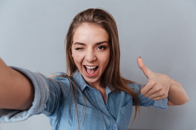 Frau im Hemd, das selfie im Studio macht