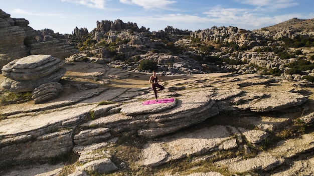 Frau im Herzen des übenden Yoga der Natur