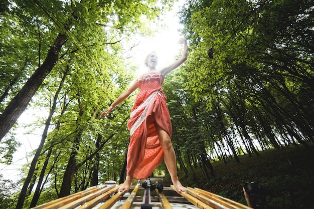 Frau im Kleid reiten auf Auto