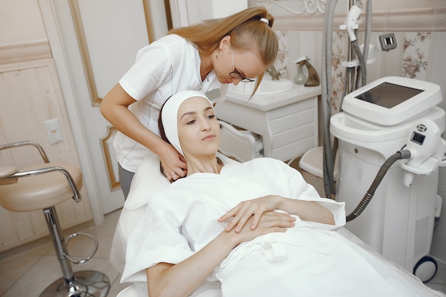 Frau im Kosmetikstudio auf einem Verfahren