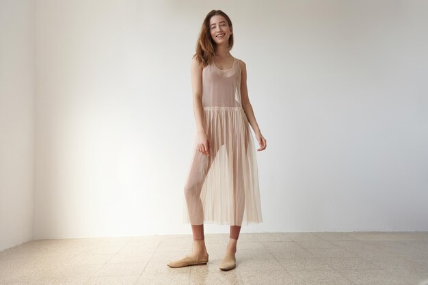 Frau im Loftstudio im Kleid der transparenten Ballerina