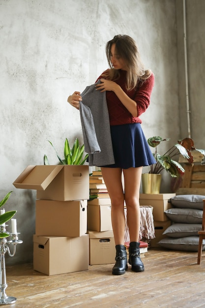 Frau im neuen Zuhause