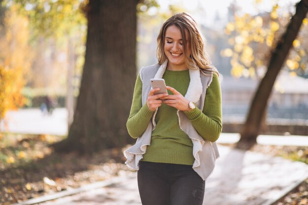 Frau im Park am Telefon sprechen