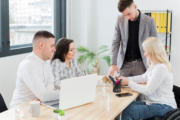 Frau im Rollstuhl, die Treffen bei der Arbeit besucht