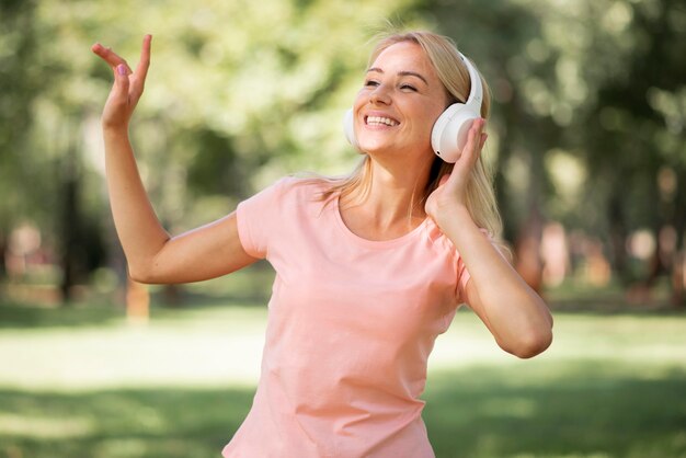 Frau im rosa T-Shirt, das Musik hört