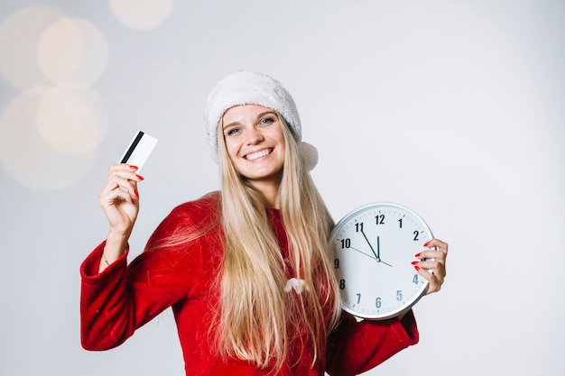 Kostenloses Foto frau im rot mit uhr und karte