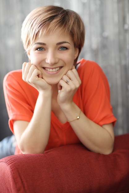 Frau im roten Kleid