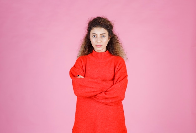 Kostenloses Foto frau im roten sweatshirt, die neutrale posen gibt.