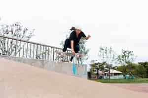 Kostenloses Foto frau im skateparktraining