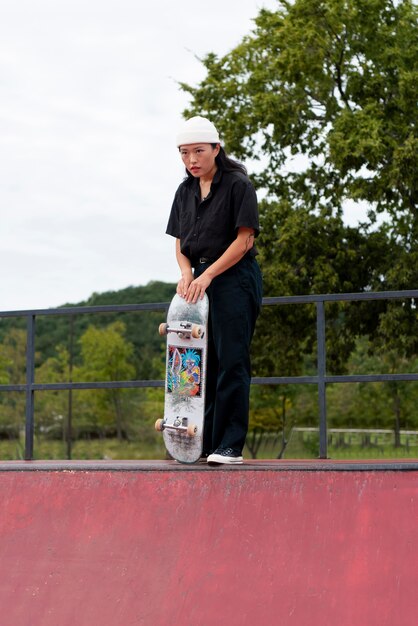 Frau im Skateparktraining