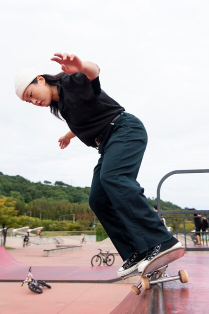 Frau im Skateparktraining