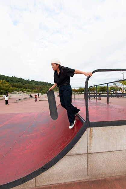 Frau im Skateparktraining