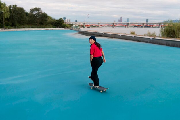 Frau im Skateparktraining