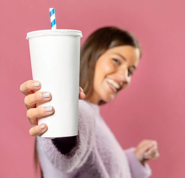 Frau im Studio, die einen Saft hält