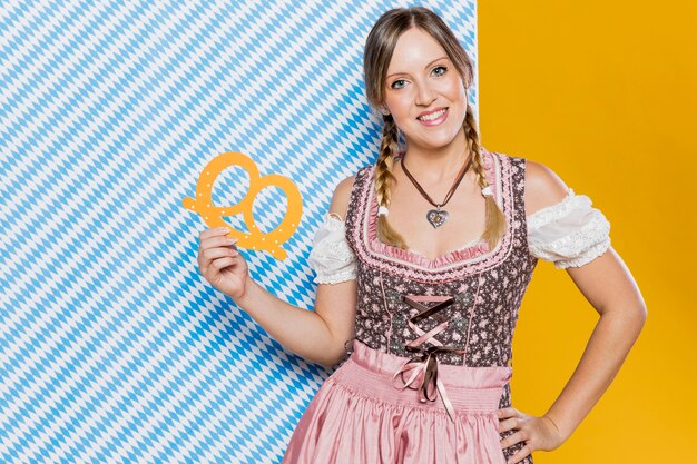 Frau im traditionellen Kostüm bereit zum Oktoberfest