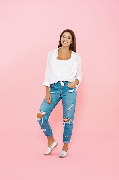 Frau im trendigen Frühlingsoutfit. Blue Jeans und weißes Hemd