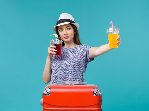 Frau im Urlaub mit frischen Getränken auf Blau