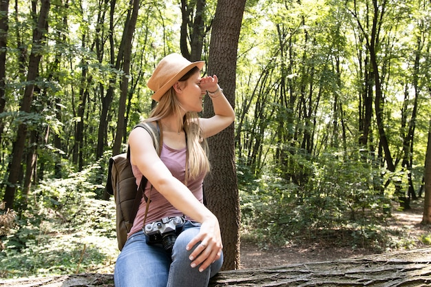 Frau im Wald, die weg schaut