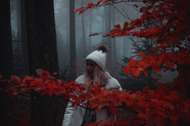 Frau im Wald während des Herbstes