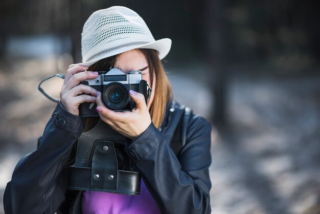 Frau im weißen Hut, der Fotos macht