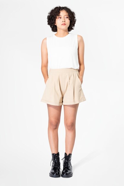 Frau im weißen Tanktop und beige Shorts mit Design Space Sommerkleidung