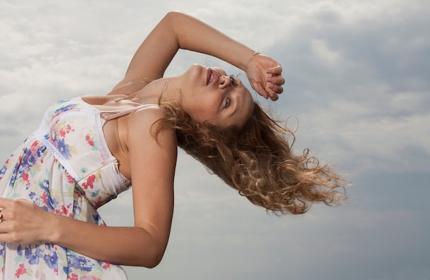 Kostenloses Foto frau im wind