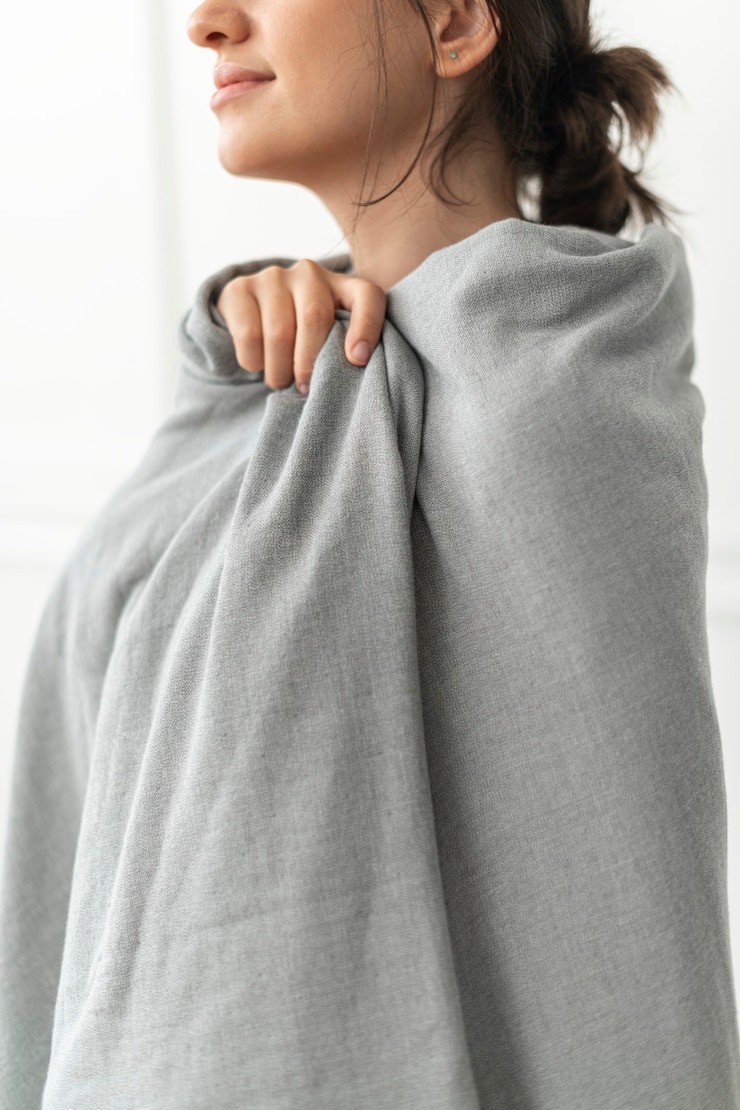 Kostenlose Foto frau im winter mit grauer decke umwickelt