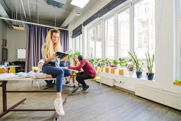 Frau im Zimmer mit Studenten lesen