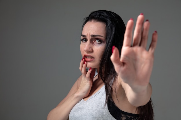 Frau in Angst vor häuslicher Gewalt und Gewalt, Konzept der Frauenrechte
