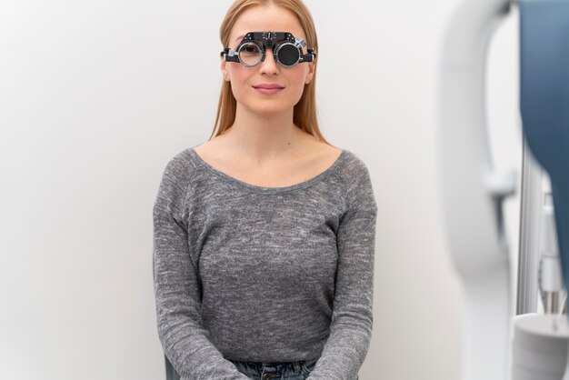 Frau in den Augen konsultieren