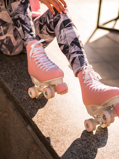 Frau in den Gamaschen, die mit Rollschuhen aufwerfen