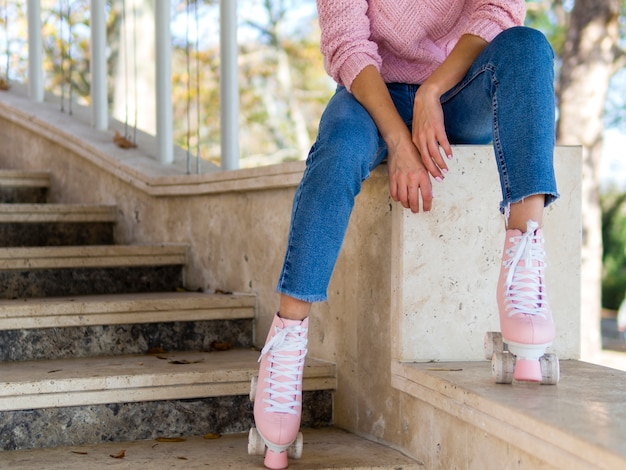 Kostenloses Foto frau in den jeans, die mit rollschuhen auf treppen aufwerfen