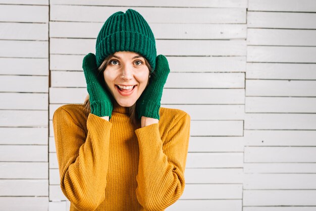 Frau in den Strickjacke, die Ohren bedeckt