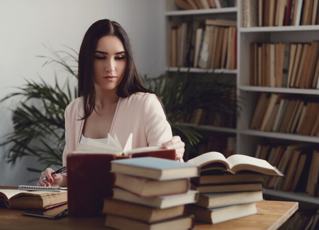 Frau in der Bibliothek