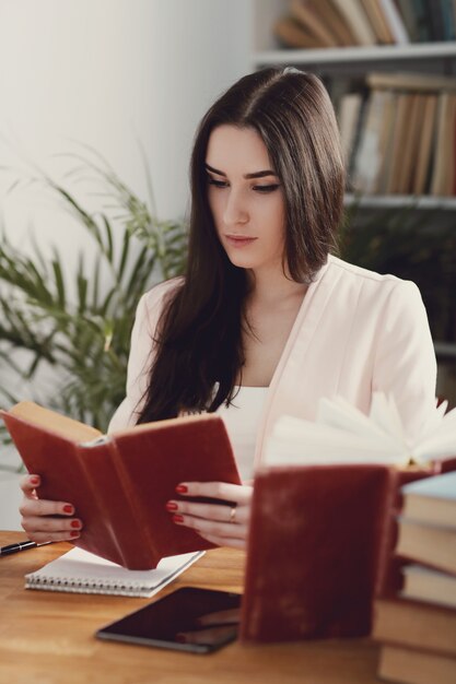 Frau in der Bibliothek