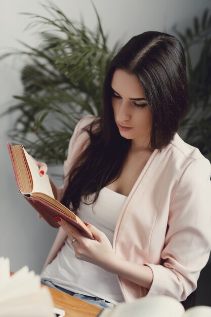 Frau in der Bibliothek