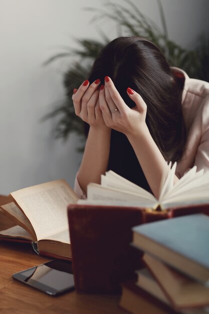 Frau in der Bibliothek