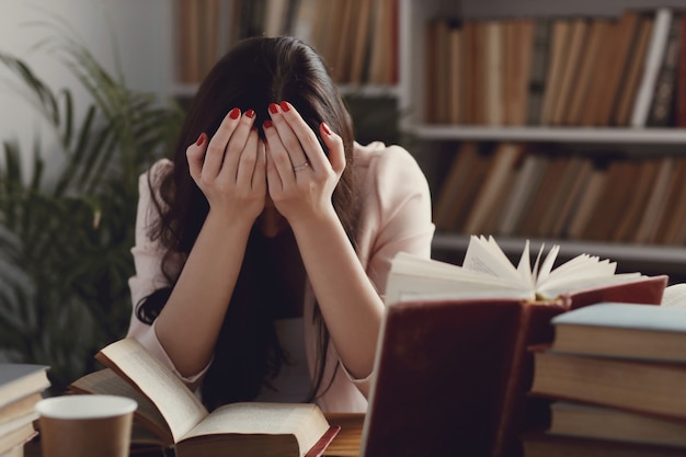 Frau in der Bibliothek