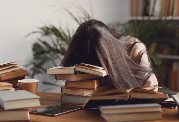 Frau in der Bibliothek