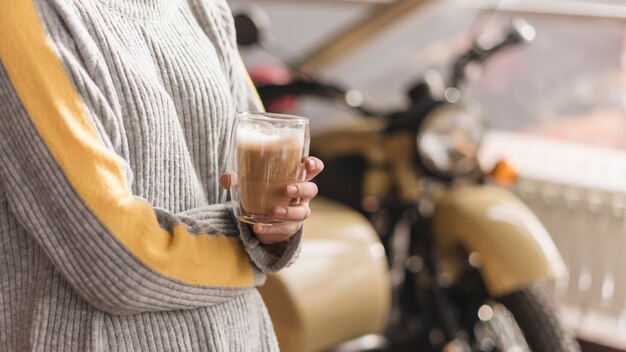 Frau in der Kaffeestube