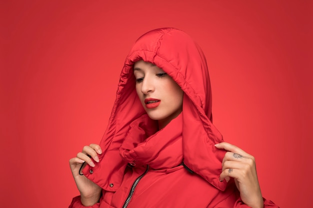 Kostenloses Foto frau in der mit kapuze jacke des roten winters