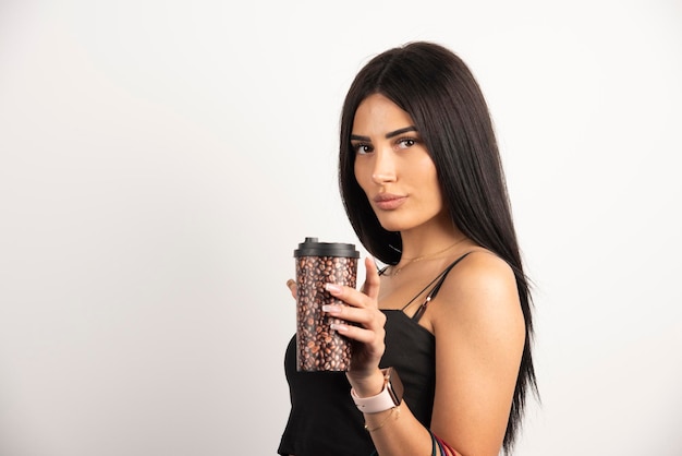 Frau in der schwarzen Spitze, die Tasse Kaffee hält. Hochwertiges Foto