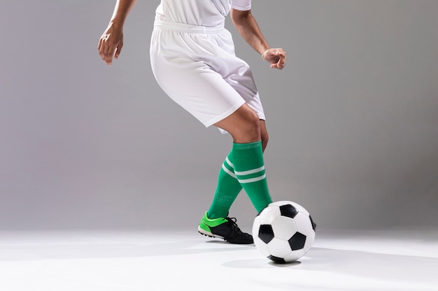 Kostenloses Foto frau in der sportkleidung, die mit ball spielt