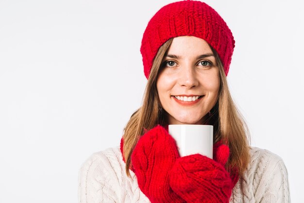 Frau in der Strickjacke, die weiße Schale hält