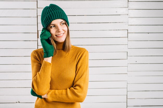 Frau in der Strickjacke telefonisch sprechend