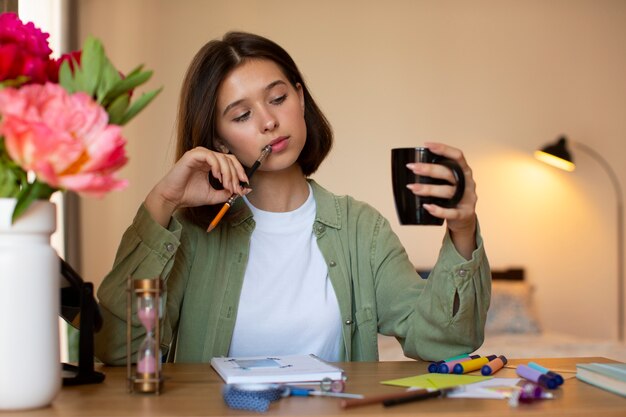 Kostenloses Foto frau in der vorderansicht beim kreativen journaling