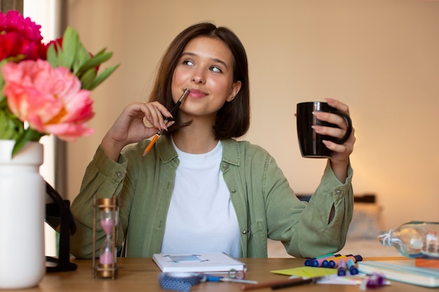 Kostenloses Foto frau in der vorderansicht beim kreativen journaling